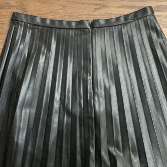 **SOLD** J. Crew faux leather skirt - Size 10 - Picture 3 of 8